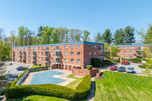 Somerset House Condominium in Fort Washington, PA - Foto de edificio - Building Photo