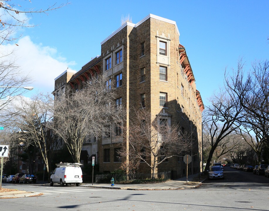 2707 Adams Mill Rd NW in Washington, DC - Foto de edificio