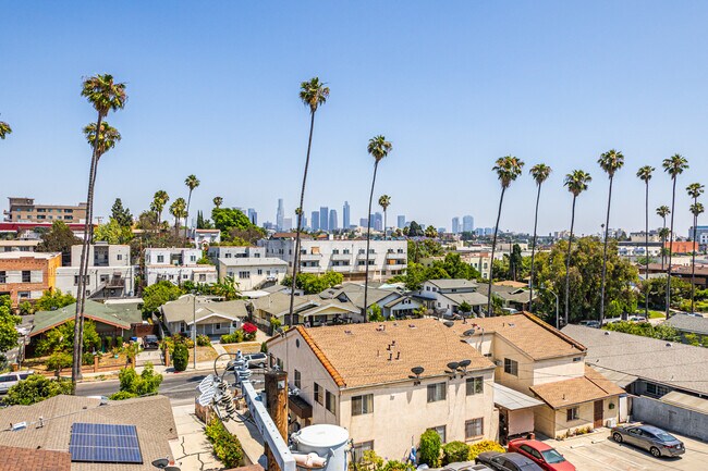 242 N Dillon St, Unit 240 1.4 in Los Angeles, CA - Building Photo - Building Photo