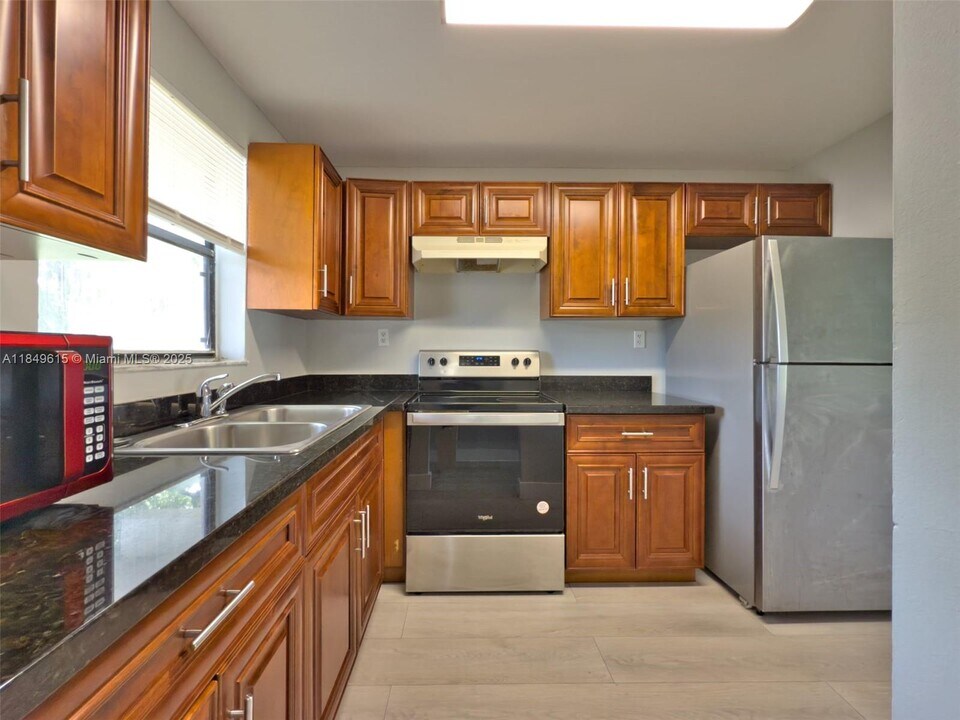 6001 Shaker Wood Cir in Tamarac, FL - Building Photo