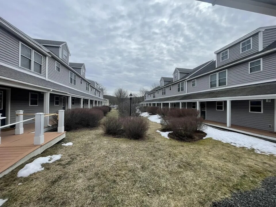 Curtiss Court in Hanover, NH - Building Photo