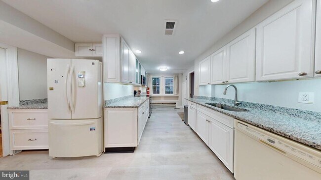 2116 Linden Ln in Silver Spring, MD - Building Photo - Building Photo
