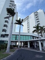 19 Whispering Sands Dr in Sarasota, FL - Building Photo