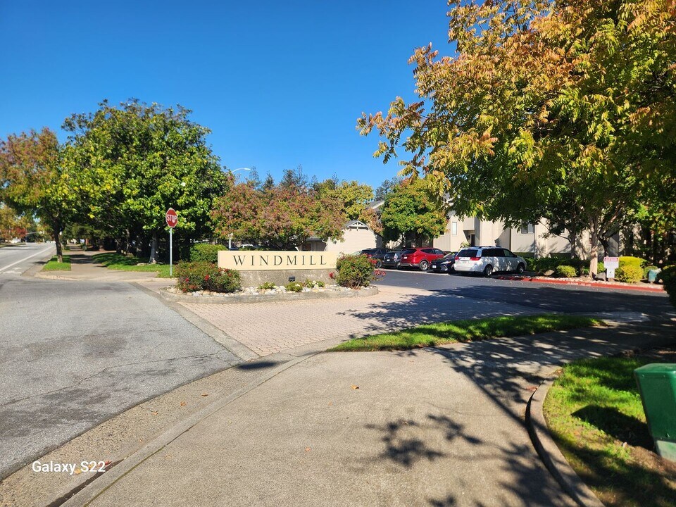 1960 Windmill Cir in Santa Rosa, CA - Building Photo