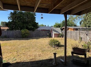 521 E Rose St in Lebanon, OR - Foto de edificio - Building Photo