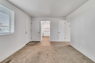 2111 E 3300 S in Salt Lake City, UT - Foto de edificio - Building Photo