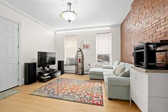 215 1st St in Jersey City, NJ - Building Photo - Building Photo