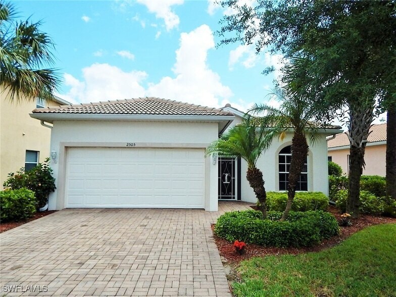 2505 Keystone Lake Dr in Cape Coral, FL - Foto de edificio