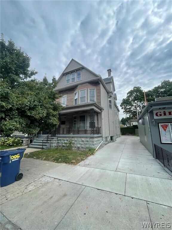 1015 Elmwood Ave in Buffalo, NY - Foto de edificio - Building Photo