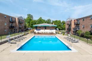 Fox Run Apartments in Austintown, OH - Building Photo