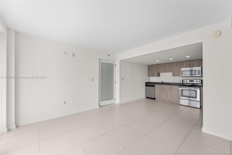 910 West Ave, Unit 0819 in Miami Beach, FL - Building Photo - Building Photo
