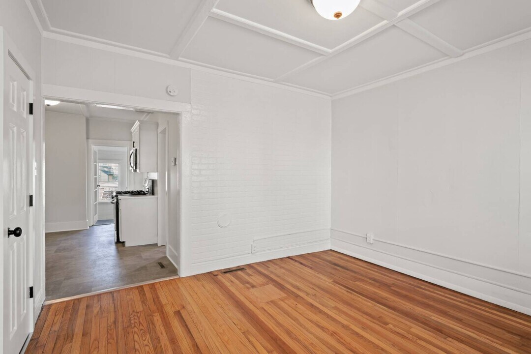 17 Granite St in Saratoga Springs, NY - Building Photo
