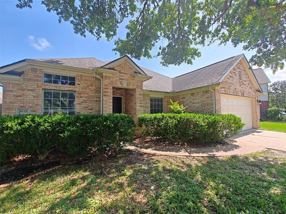 3221 Bruno Way in Pearland, TX - Building Photo