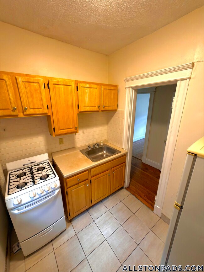 1144 Commonwealth Ave, Unit 11 in Boston, MA - Building Photo - Building Photo