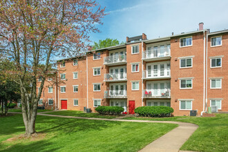 Fairfax Circle Villa Apartments in Fairfax, VA - Building Photo - Building Photo