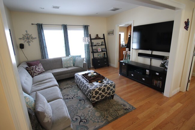 50 Carleton St, Unit 1x in Newton, MA - Building Photo - Building Photo