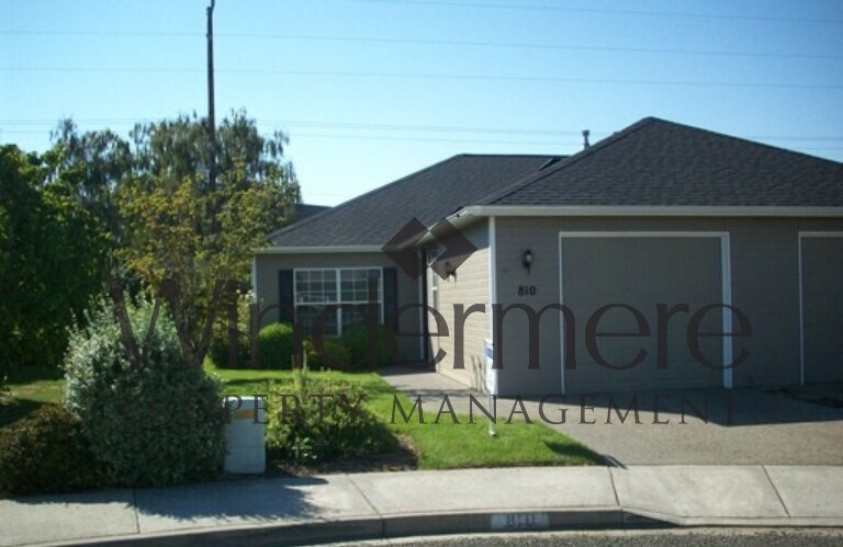 806-810 SE Marine Dr in College Place, WA - Building Photo