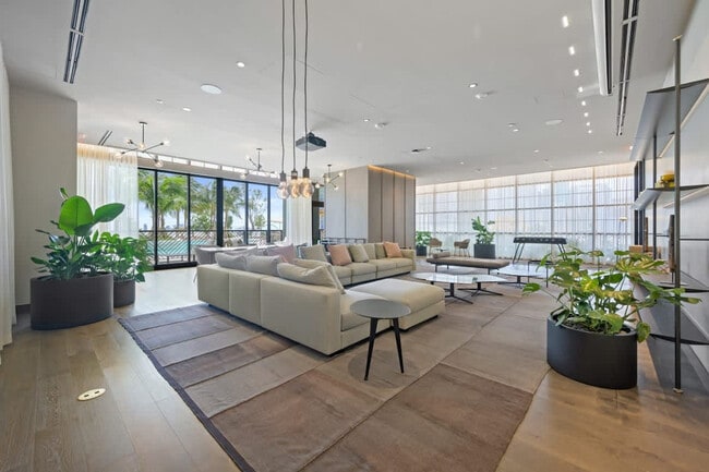 601 NE 1st Ave in Miami, FL - Building Photo - Building Photo