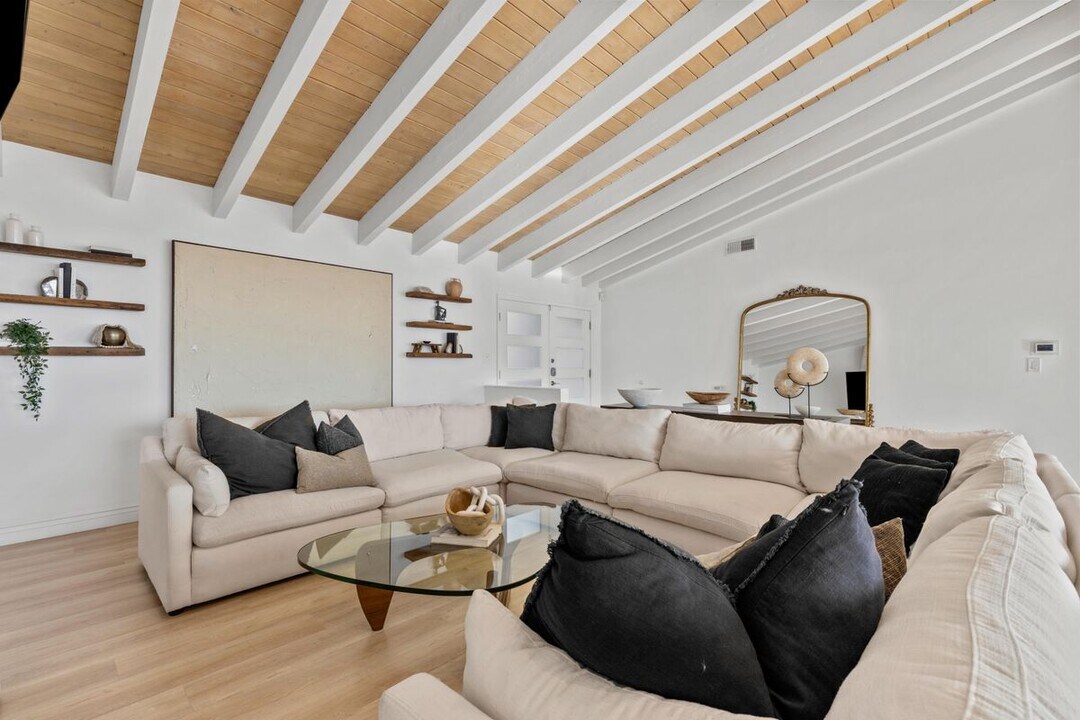 2019 Sunset Plaza Dr in Los Angeles, CA - Building Photo