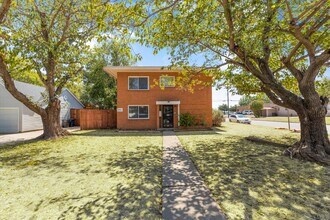 5837 Locke Ave, Unit C in Fort Worth, TX - Foto de edificio - Building Photo