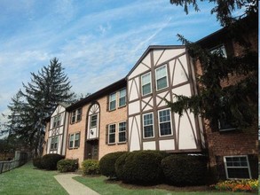 Nottingham Court Apartments in Louisville, KY - Building Photo - Building Photo