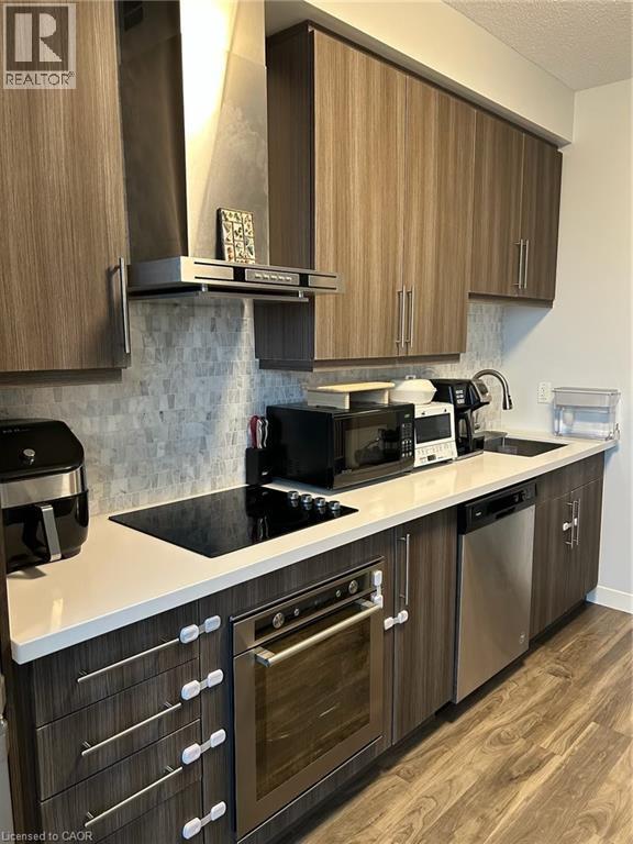 2087 Fairview St in Burlington, ON - Building Photo - Building Photo