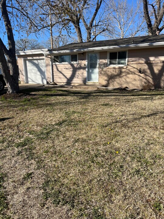 1222 Midland St in Salina, KS - Building Photo
