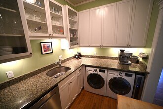 98 St Paul St in Brookline, MA - Foto de edificio - Building Photo