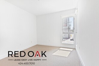 1168 S Barrington Ave, Unit 203 in Los Angeles, CA - Building Photo - Building Photo