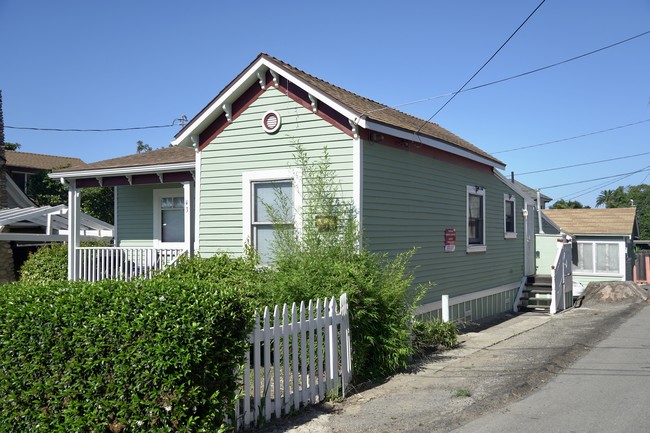 39 N Laurel St in Ventura, CA - Building Photo - Building Photo