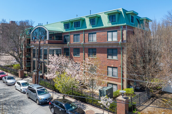 One Russell Luxury Residences in Cambridge, MA - Foto de edificio - Building Photo