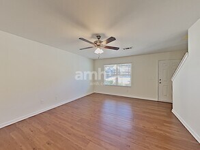 4863 Clarkstone Dr in Flowery Branch, GA - Foto de edificio - Building Photo