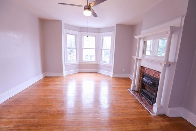 141 Manheim St., Unit 2ndFloor in Philadelphia, PA - Foto de edificio - Building Photo
