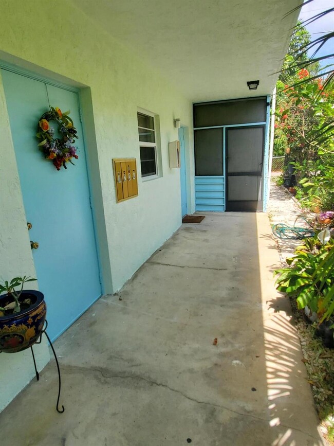 310 S J St, Unit 2 in Lake Worth, FL - Building Photo - Building Photo