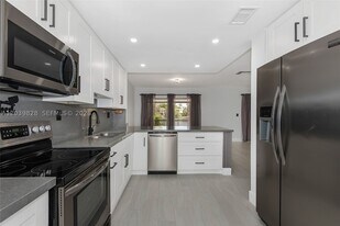 6653 SW 140th Ave in Miami, FL - Building Photo