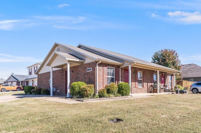 3300 SW Landau Ct in Bentonville, AR - Foto de edificio - Building Photo