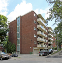 Park Charlton Apartments in Hamilton, ON - Building Photo - Building Photo