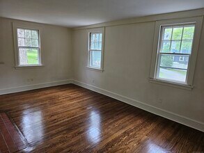 17 Pleasant St in Woodbury, CT - Building Photo - Building Photo