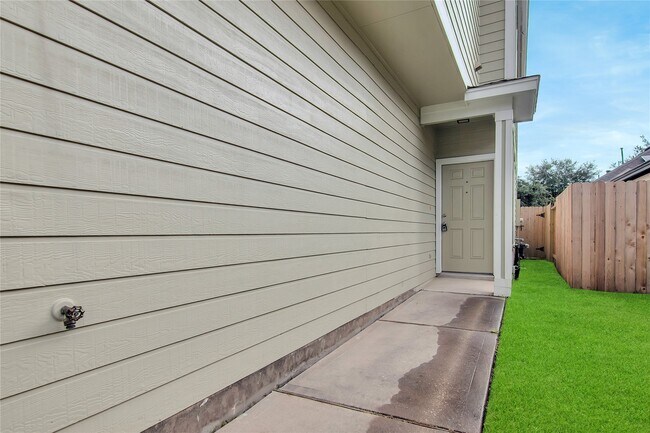 property at 16518 Strathmore Manor Ln