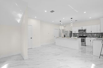 742 NW 70th St, Unit 742 NW 70 ST in Miami, FL - Building Photo - Building Photo