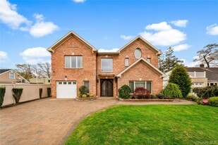 2310 Dogwood St in Merrick, NY - Building Photo