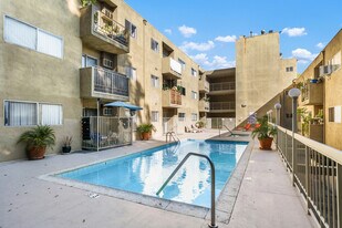 1011 N Palm Ave in West Hollywood, CA - Building Photo