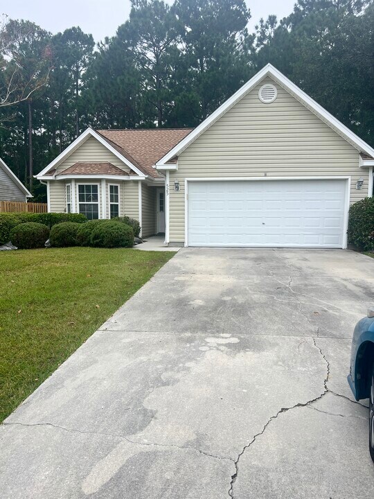 525 Maple Branches Dr in Belville, NC - Building Photo
