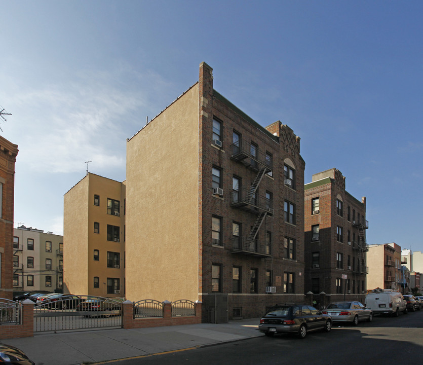 30-33 32nd St in Astoria, NY - Foto de edificio