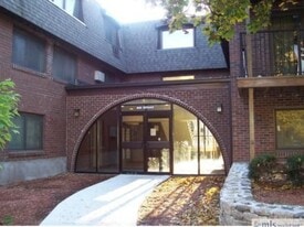 688 Boston Post Rd E, Unit 223 in Marlborough, MA - Building Photo