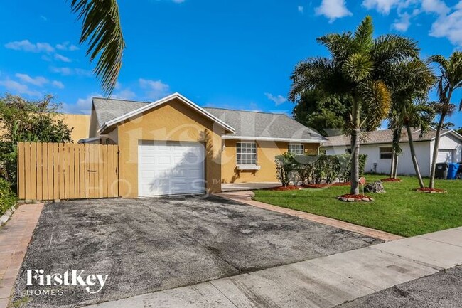 7209 SW 3rd Ct in North Lauderdale, FL - Foto de edificio - Building Photo