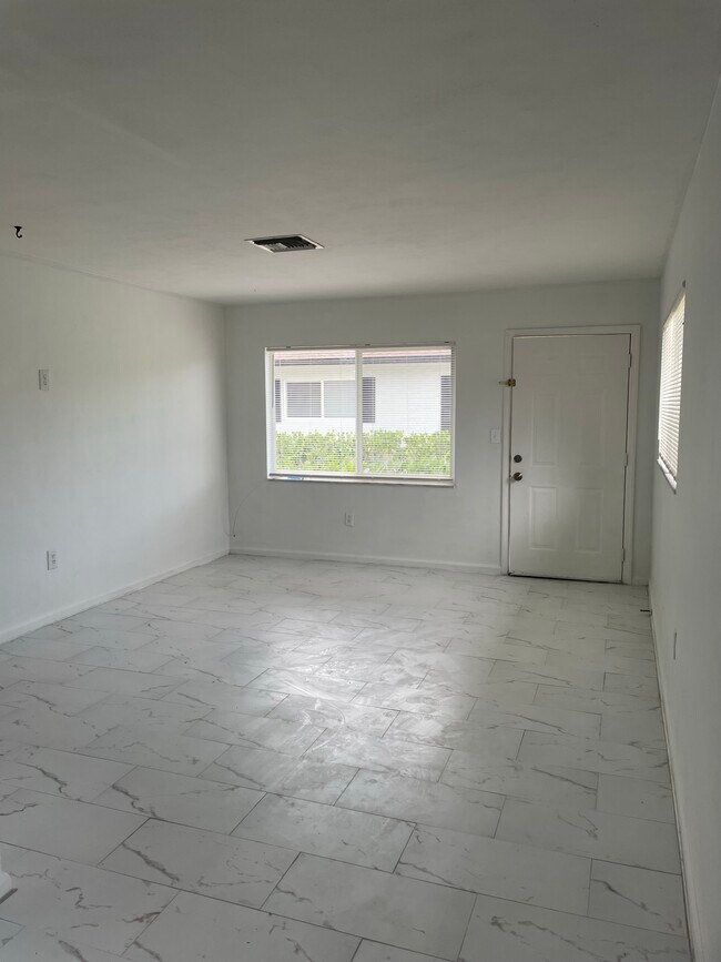 627 92nd Ave N in Naples, FL - Foto de edificio - Building Photo