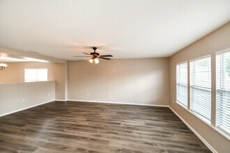 2201 Brian Lakes Dr E in Jacksonville, FL - Building Photo - Building Photo