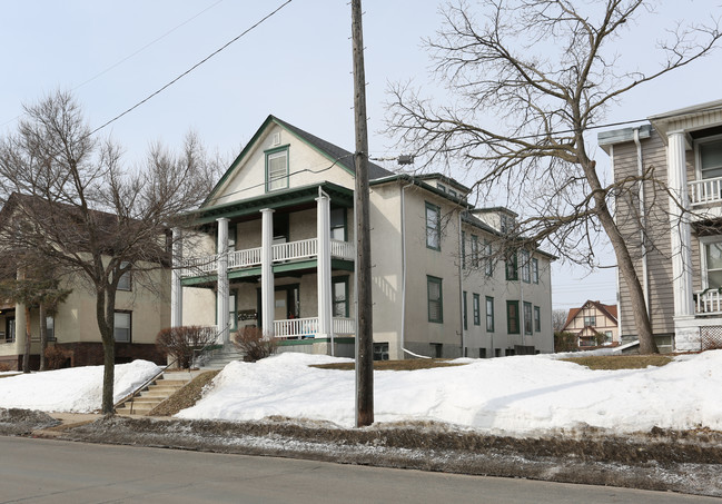 2220 Emerson Ave S in Minneapolis, MN - Foto de edificio - Building Photo