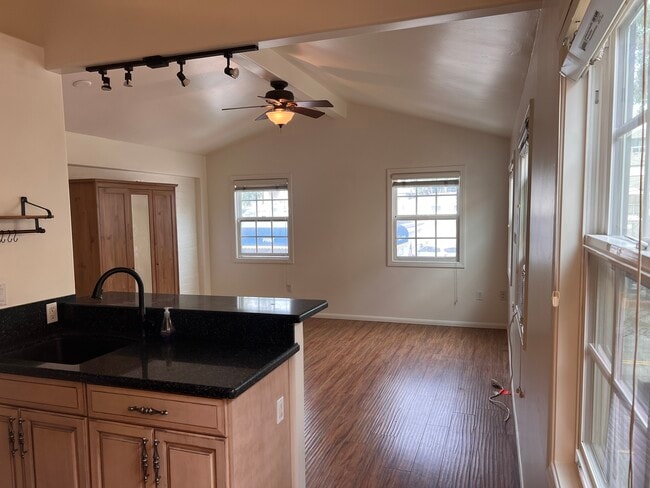 247 Broadway St, Unit #C in Laguna Beach, CA - Foto de edificio - Building Photo